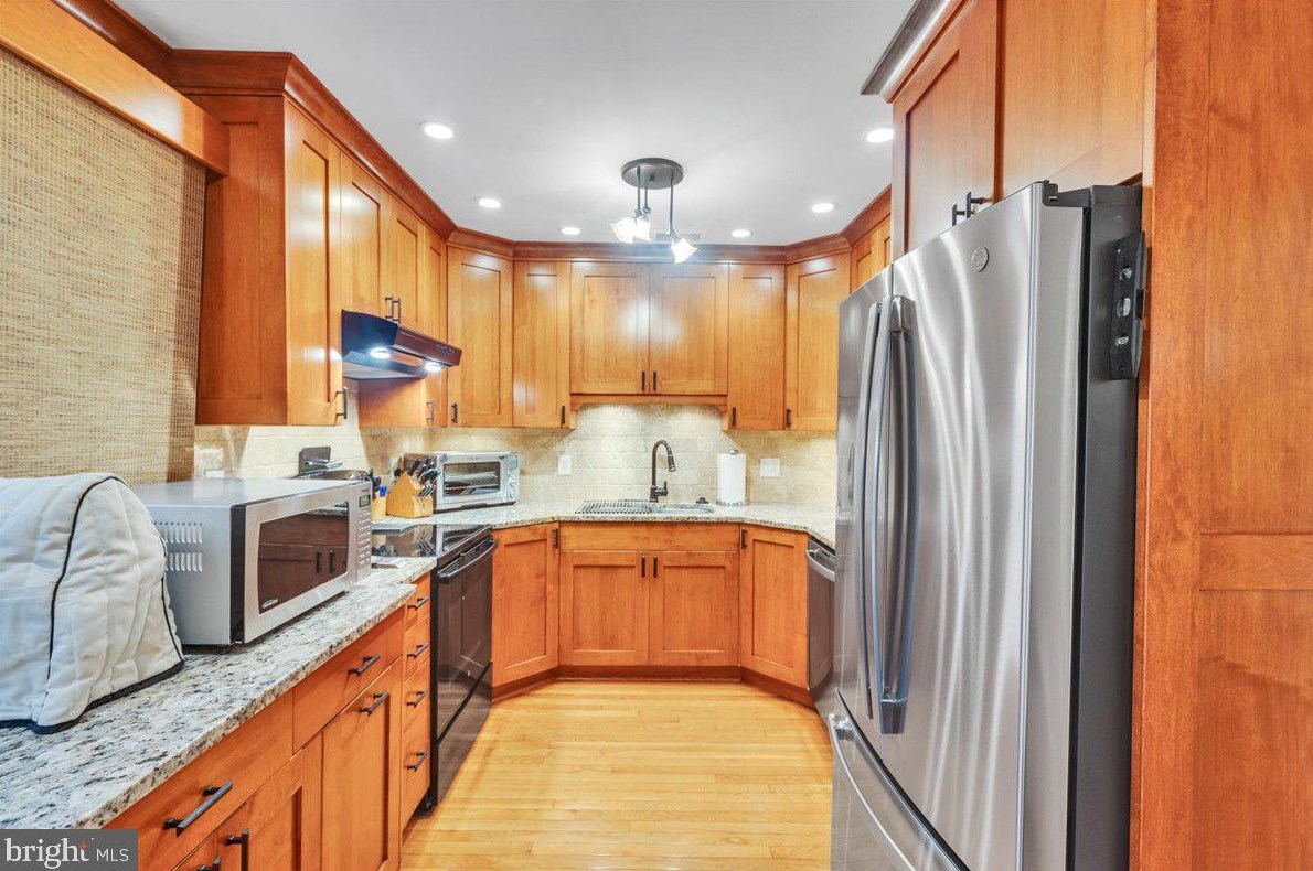 8750 Ridge Hollow Ct, Springfield, VA 22152-1438