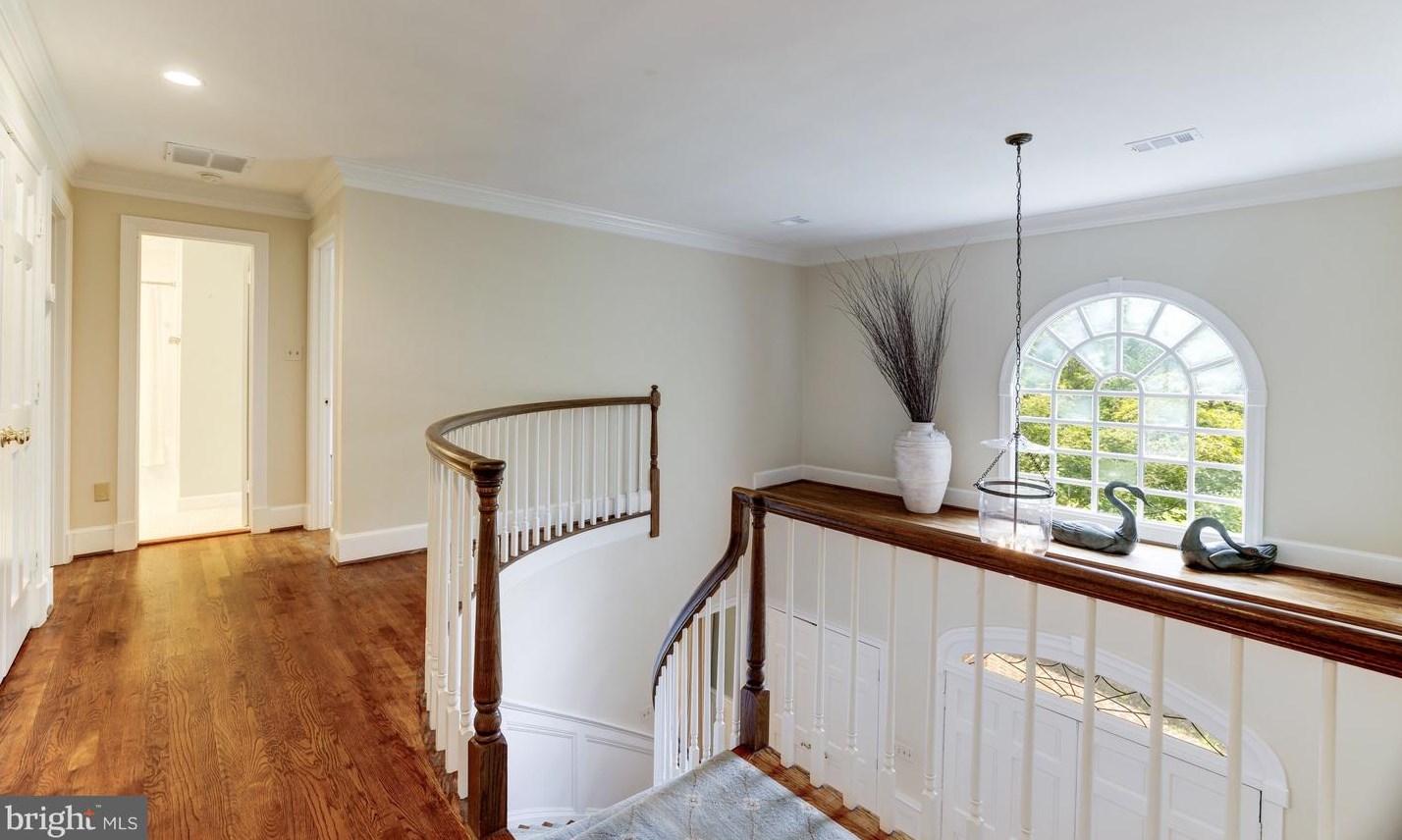 8001 Greenwich Wood Dr, Mc Lean VA 22102-1332 exterior