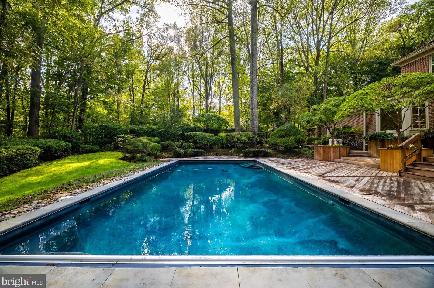 8001 Greenwich Wood Dr, Mc Lean VA 22102-1332 exterior