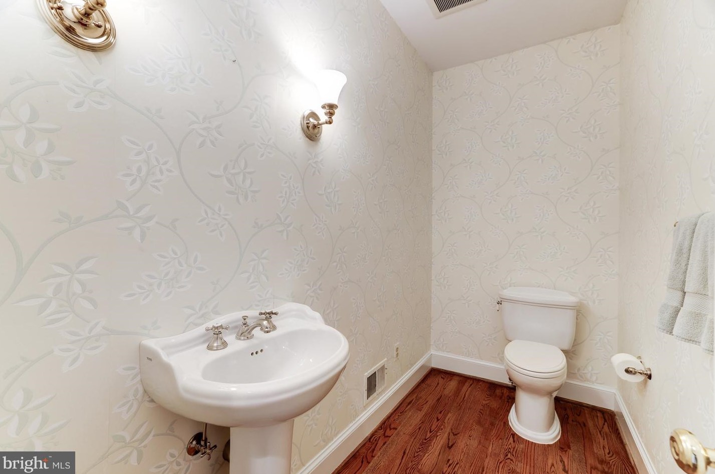 8001 Greenwich Wood Dr, Mc Lean VA 22102-1332 exterior