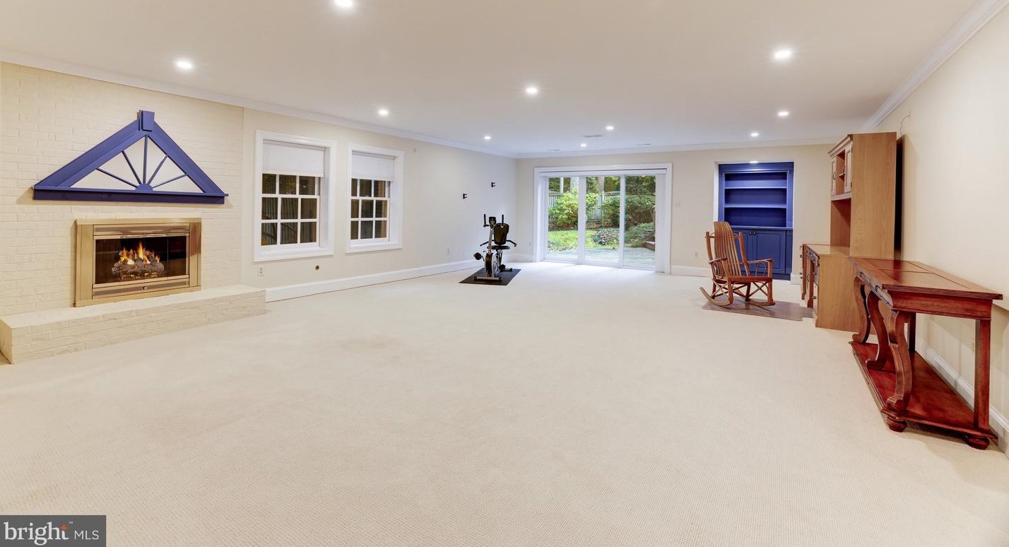 8001 Greenwich Wood Dr, Mc Lean VA 22102-1332 exterior