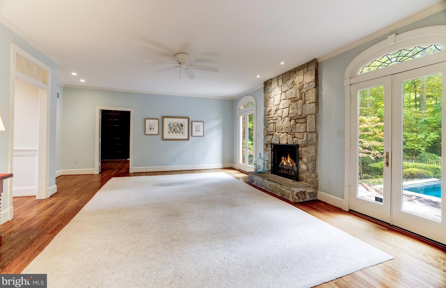 8001 Greenwich Wood Dr, Mc Lean VA 22102-1332 exterior