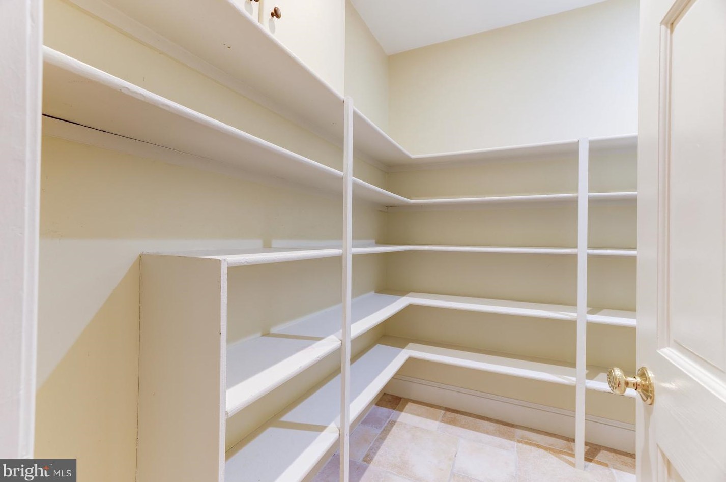 8001 Greenwich Wood Dr, Mc Lean VA 22102-1332 exterior