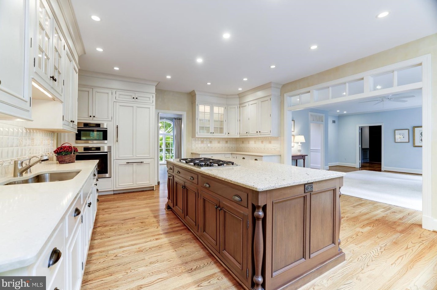 8001 Greenwich Wood Dr, Mc Lean VA 22102-1332 exterior