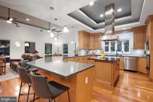 10916 Thimbleberry Ln, Great Falls, VA 22066 - Photo 4