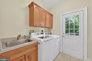1354 Lewinsville Mews Ct, McLean, VA 22102 - Photo 14