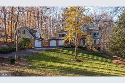 2082 Hunters Crest Way, Vienna, VA 22181 - Photo 2