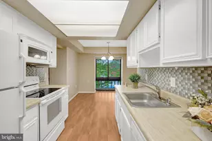 10208 Bushman Dr, Oakton, VA 22124 - Photo 8