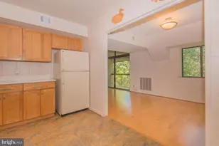 1665 Parkcrest Cir, Reston, VA 20190 - Photo 8