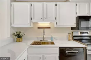 11200 Silentwood Ln, Reston, VA 20191 - Photo 12