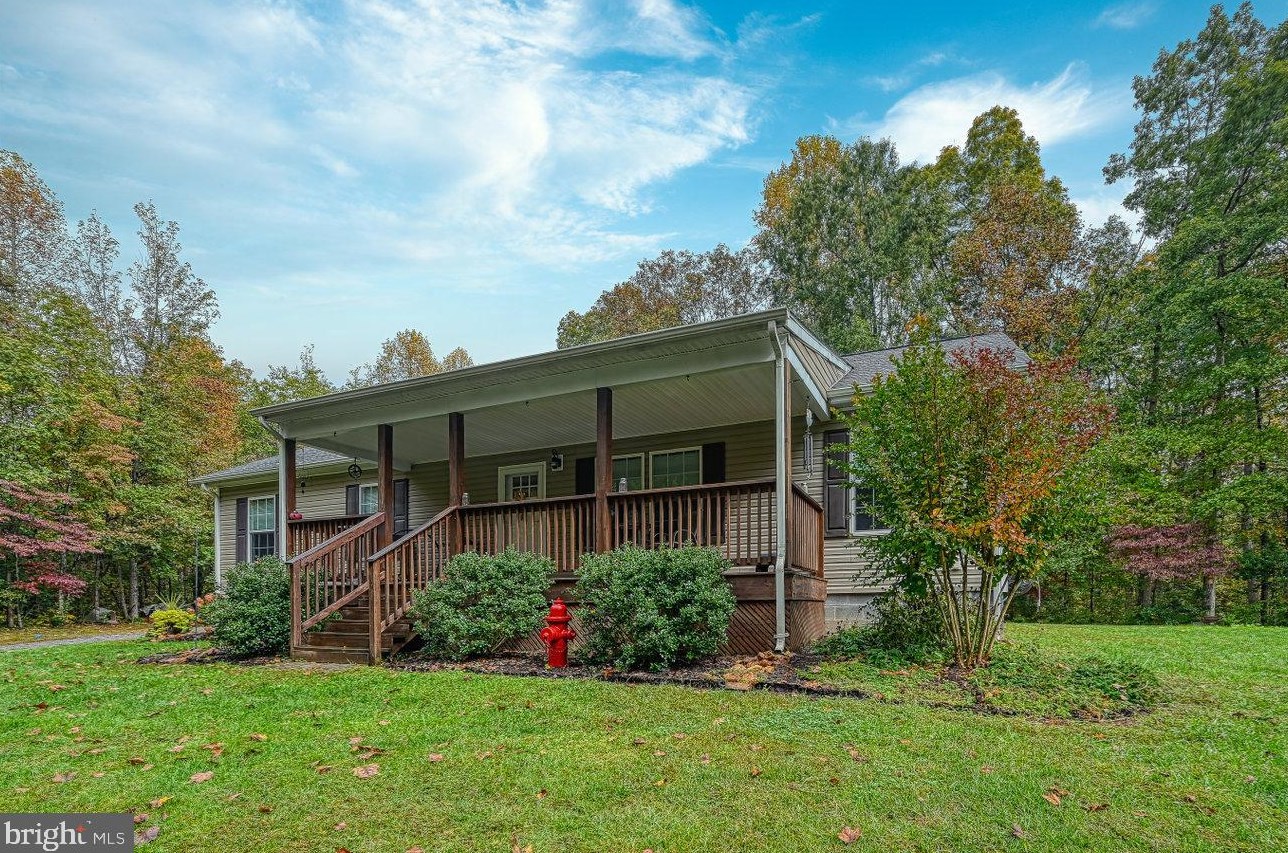 5764 Community House Rd, Columbia, VA 23038-2618