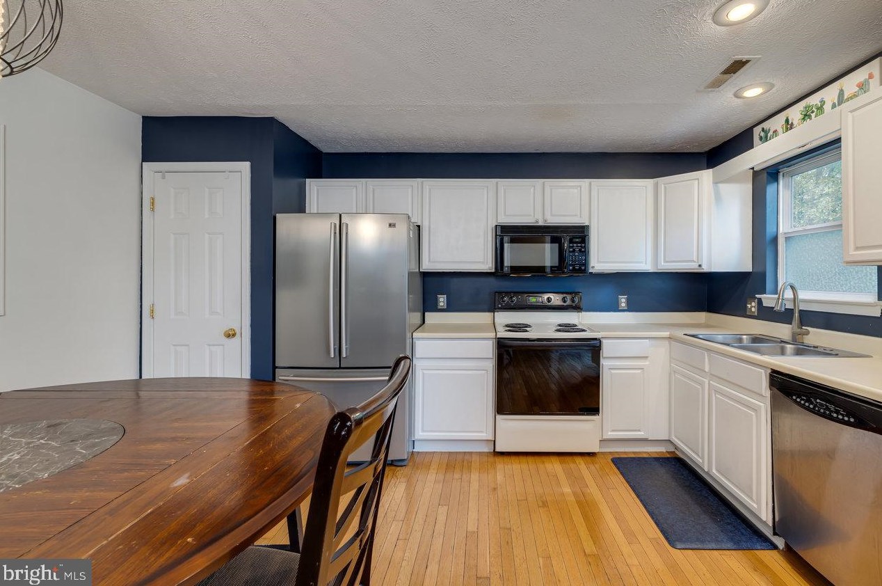 1316 Victorian Village Dr, Harrisonburg, VA 22802
