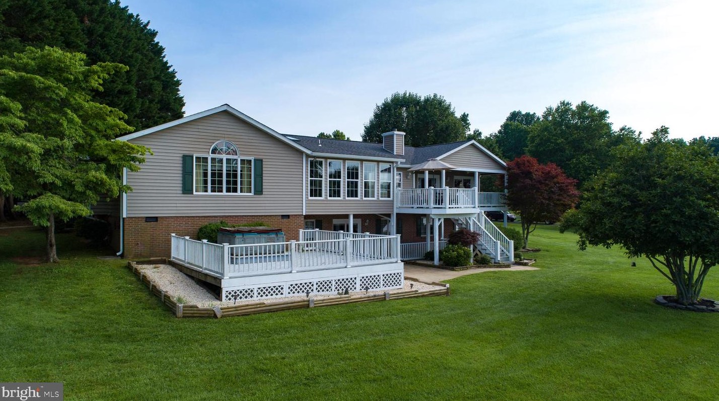 100 Sandy Point Dr, Bumpass, VA 23024