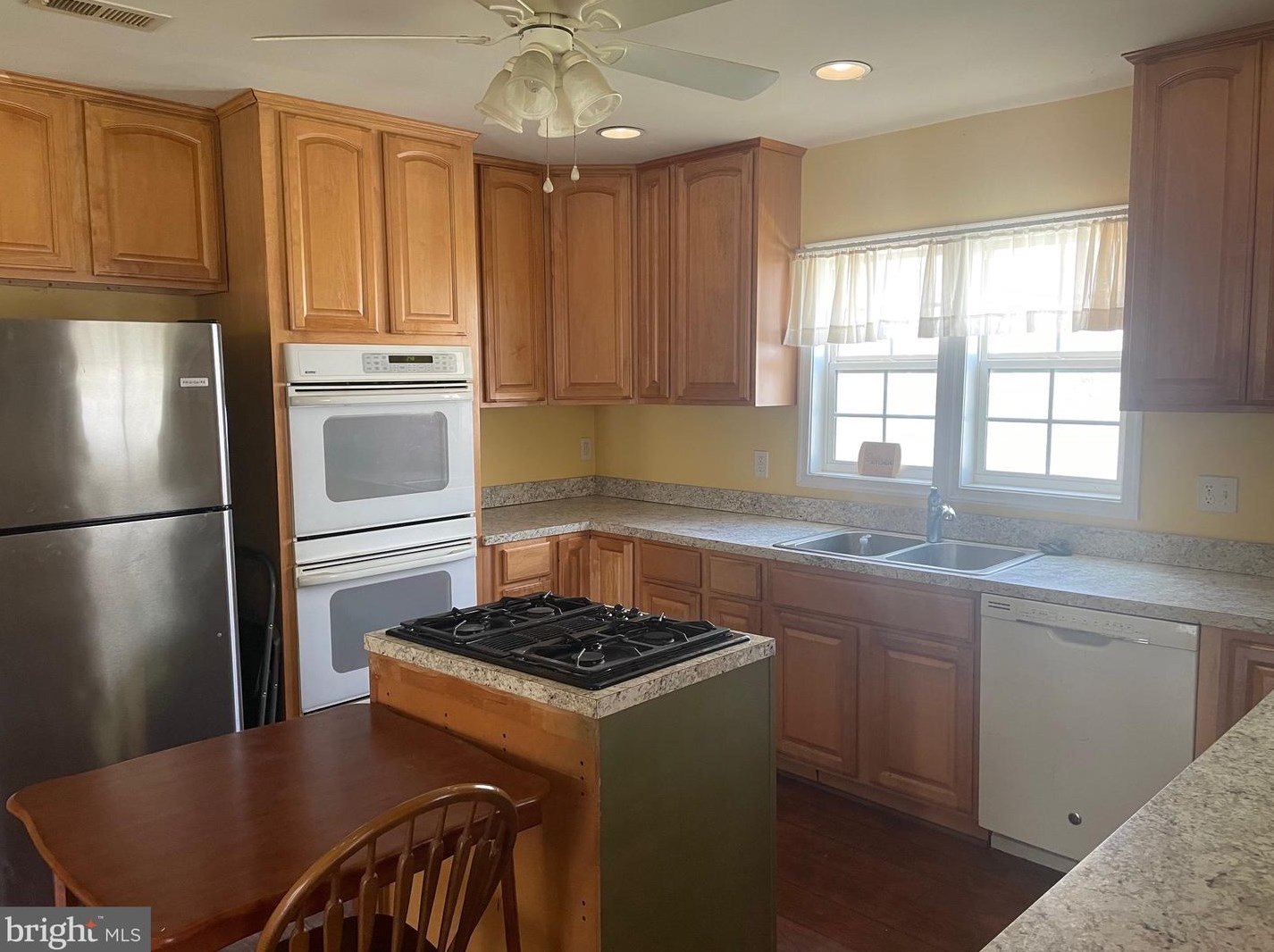 684 Bend Of River Ln, Louisa, VA 23093-3856
