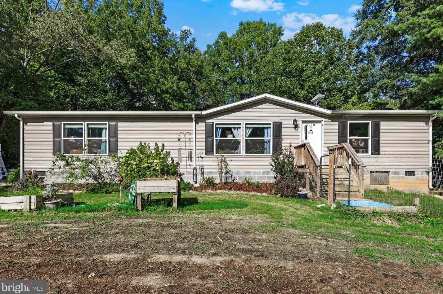 235 Riverview Ln, Bumpass, VA 23024-2221