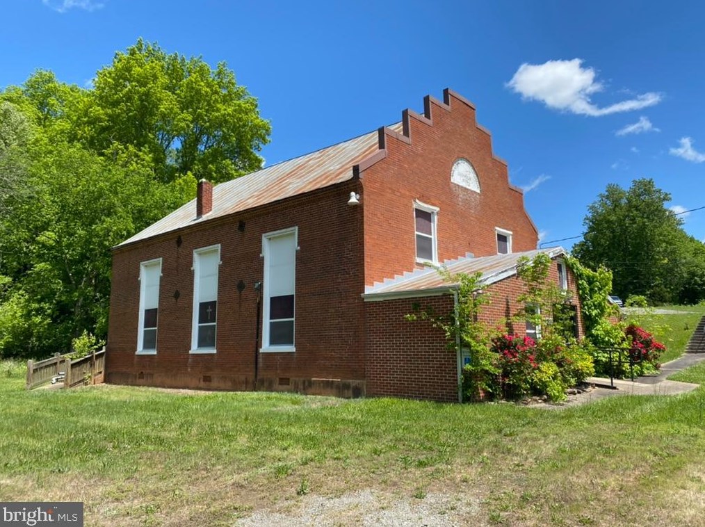 2007 Goldmine Rd, Louisa, VA 23093-5329