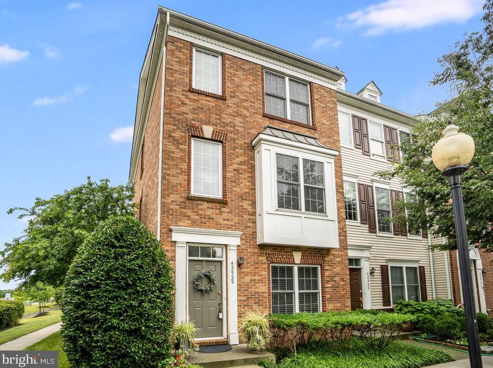 42929 Mccomas Ter, Fairfax, VA 20152-6710