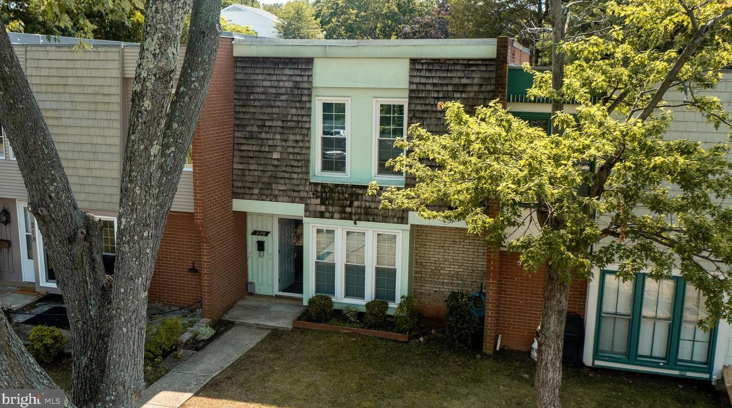 220 Roanoke Dr Se, Leesburg, VA 20175