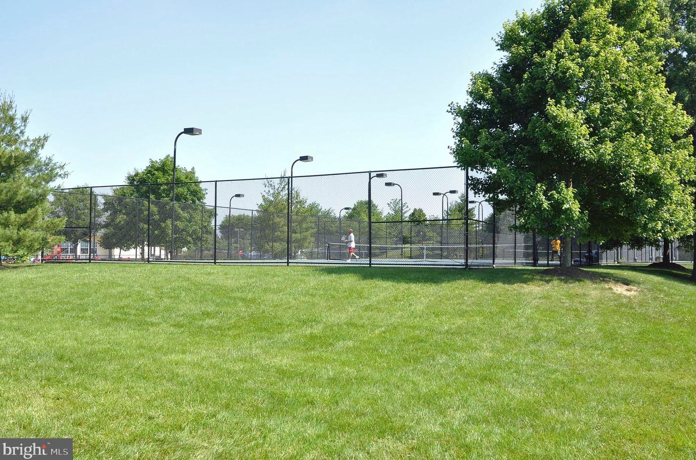 43395 Chokeberry Sq, Ashburn VA  20147-4001 exterior