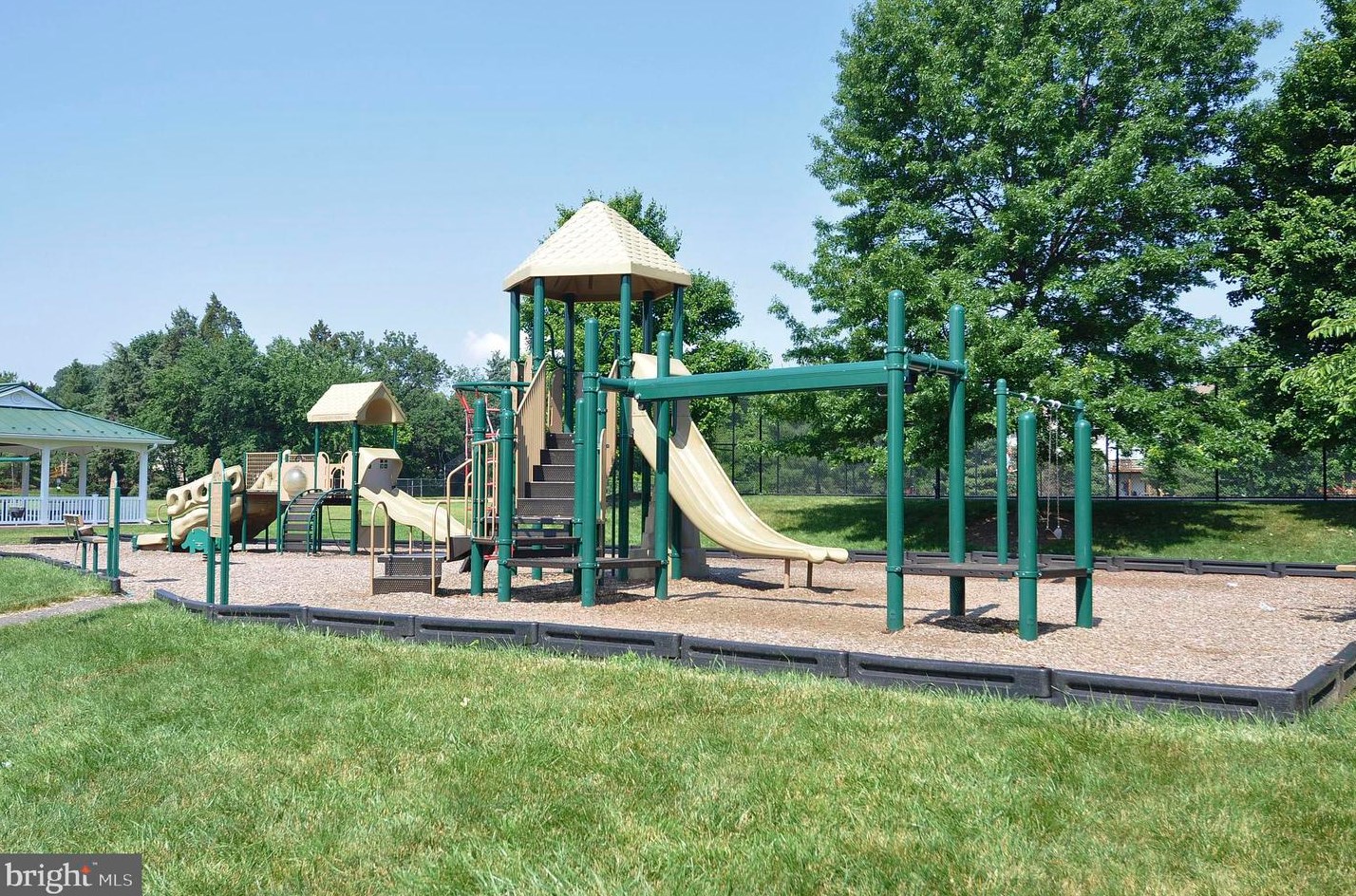 43395 Chokeberry Sq, Ashburn VA  20147-4001 exterior