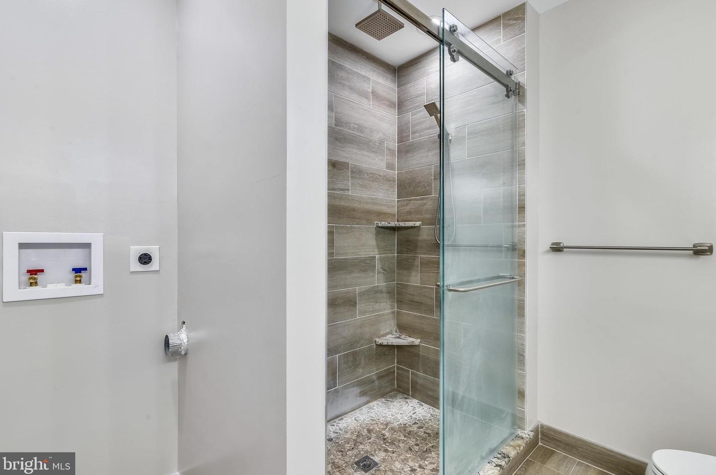 43395 Chokeberry Sq, Ashburn VA  20147-4001 exterior