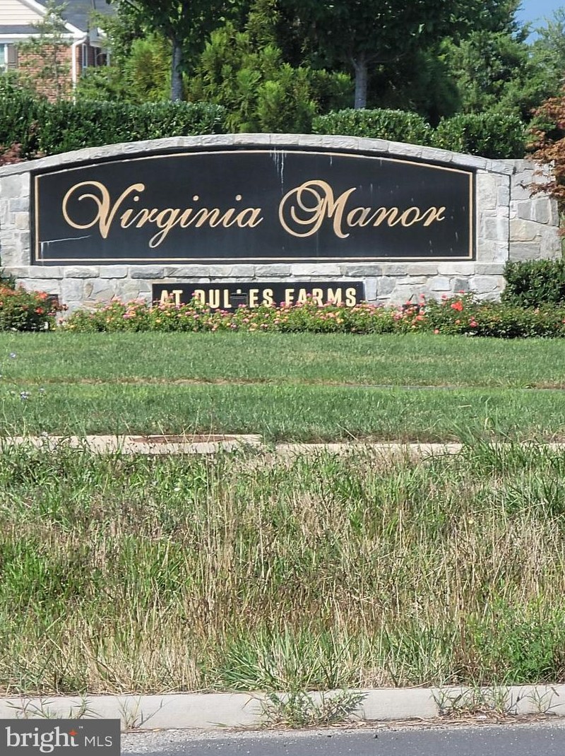 25687 Laughter Dr, Stone Ridge, VA 20105-2581