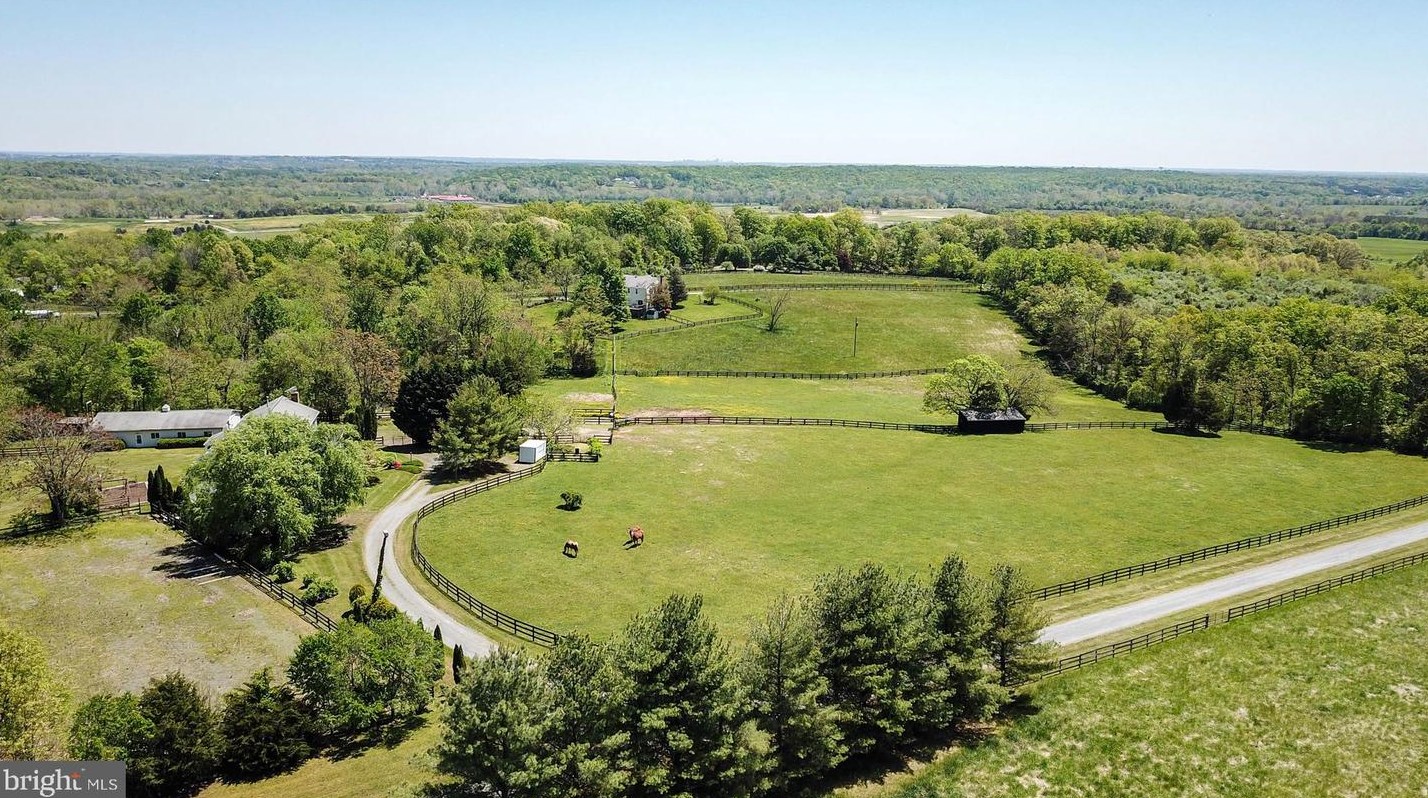 21717 Oatlands Rd, Stone Ridge VA  20105-1707 exterior