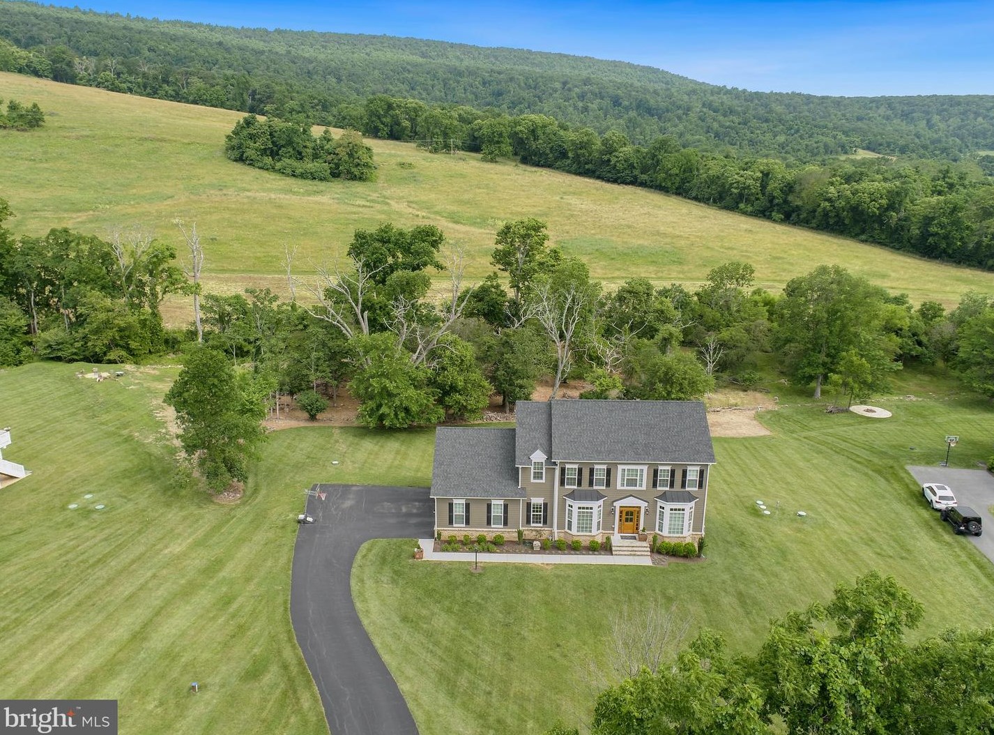 35264 Greyfriar Dr, Round Hill, VA 20141