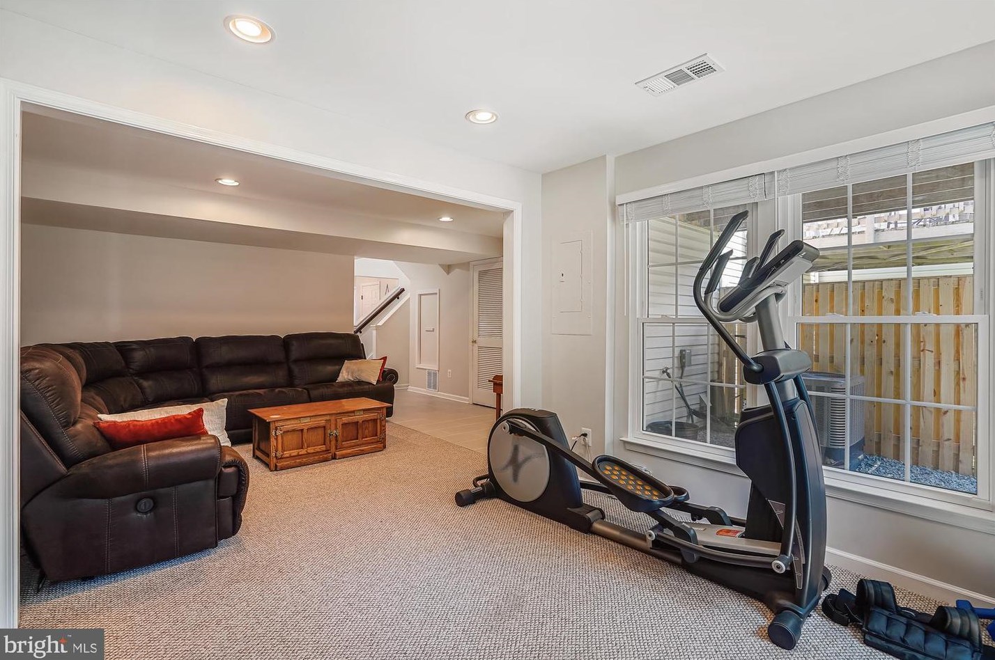 46714 Cavendish Sq, Dulles VA  20165-4327 exterior