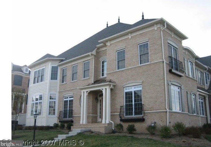 24901 Earlsford Dr, Fairfax, VA 20152