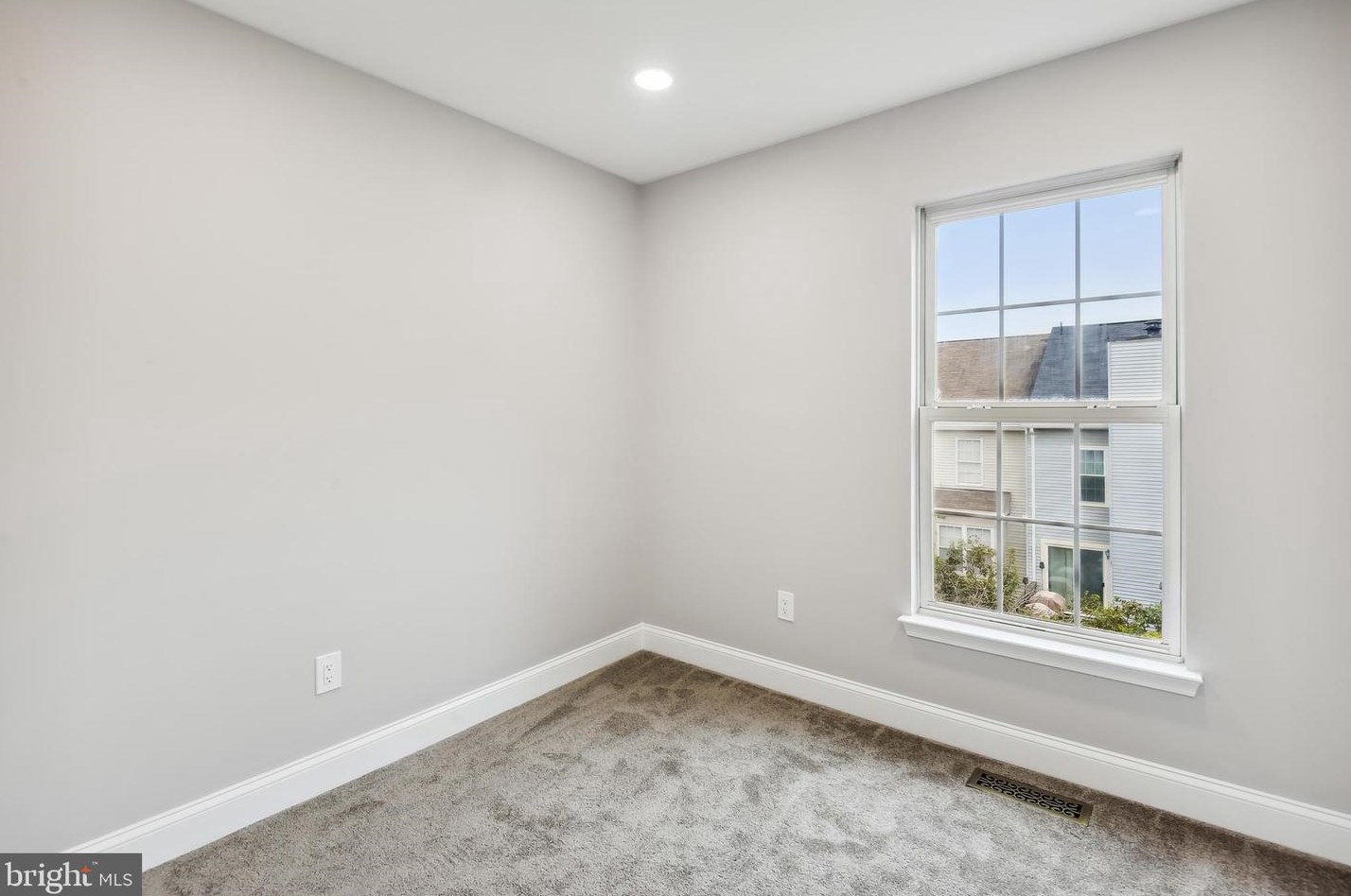 45581 Hutchens Sq, Sterling VA  20166-3009 exterior