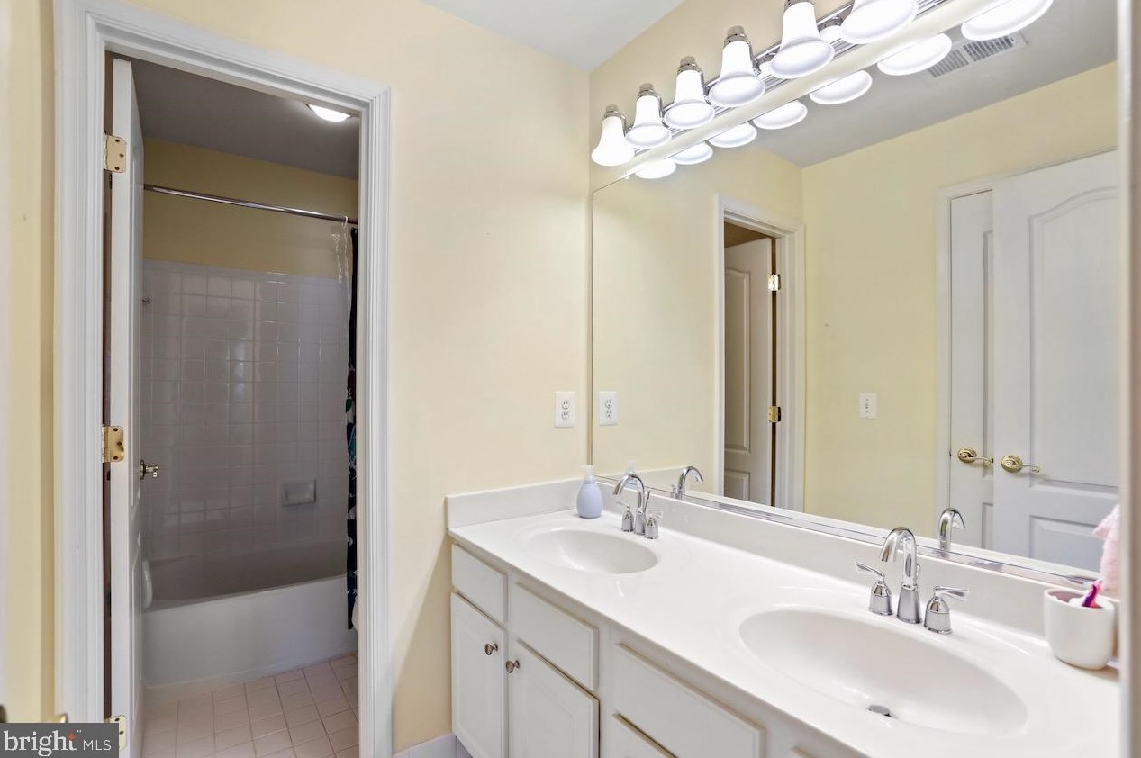 20946 Winola Ter, Ashburn VA 20147-6482 exterior