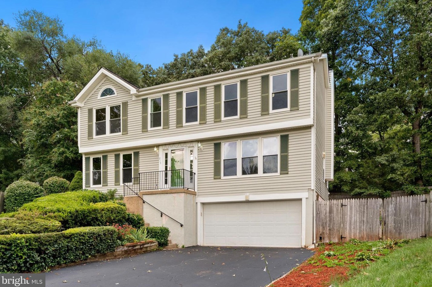 215 Trail Ct, Dulles VA  20164-5520 exterior