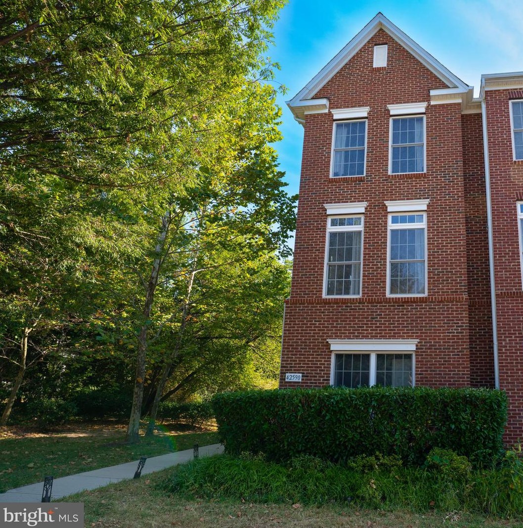 42590 Pine Forest Dr, Fairfax, VA 20152