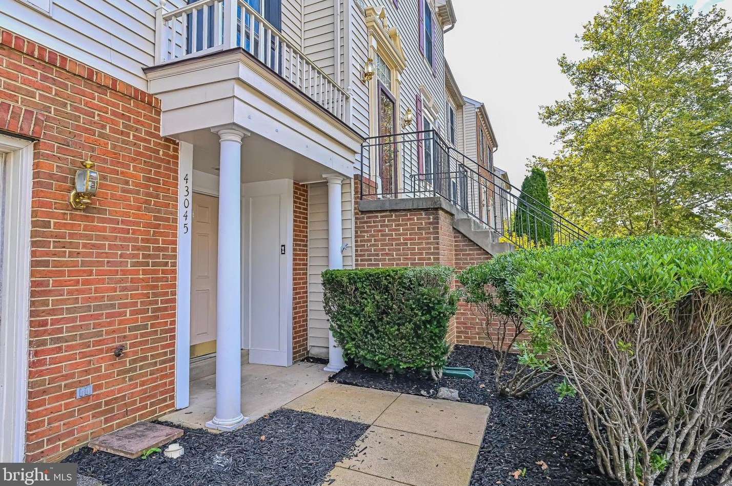 43045 Golf View Dr, Fairfax, VA 20152