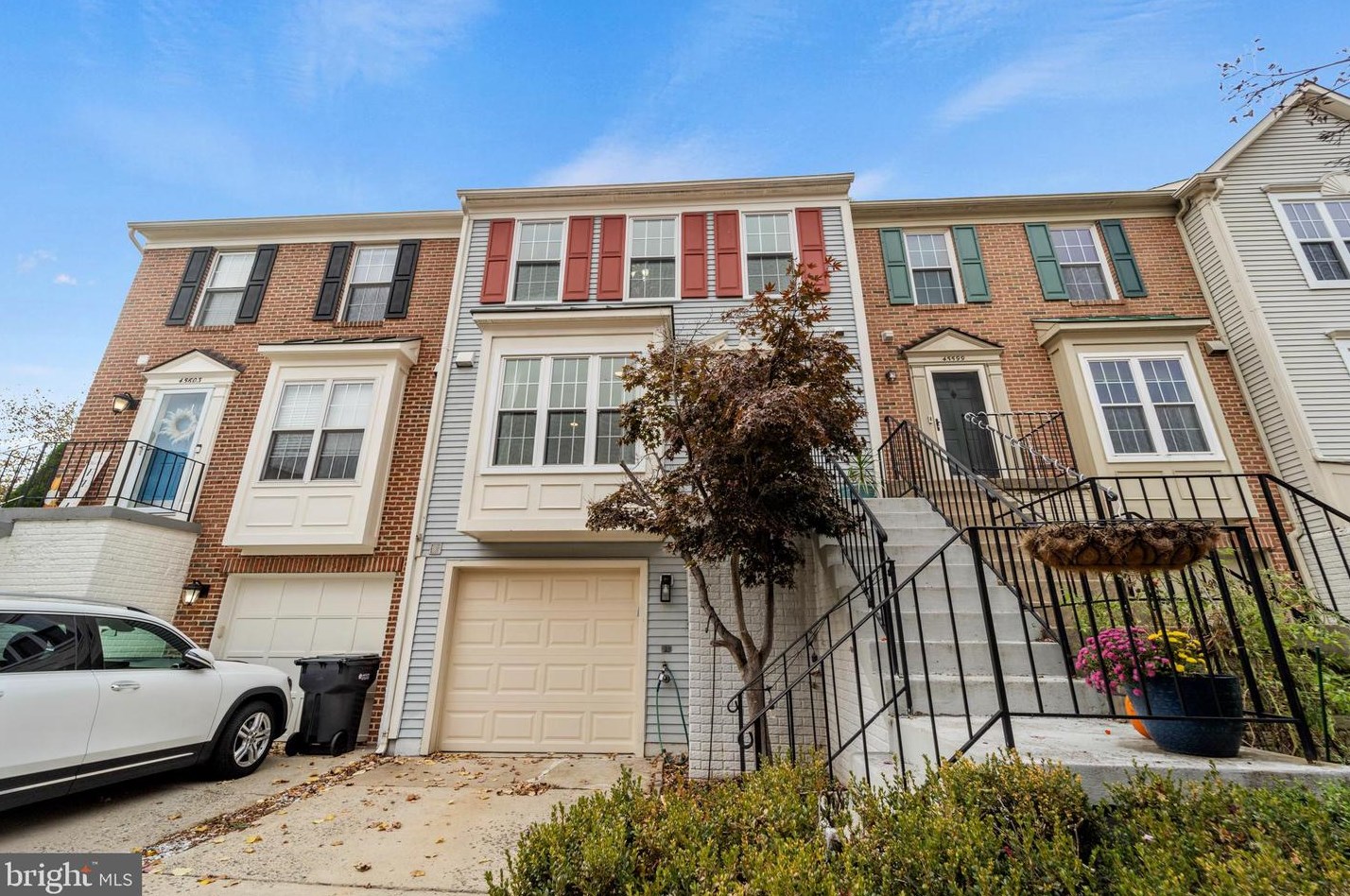 45601 Whitcomb Sq, Dulles VA  20166-3001 exterior