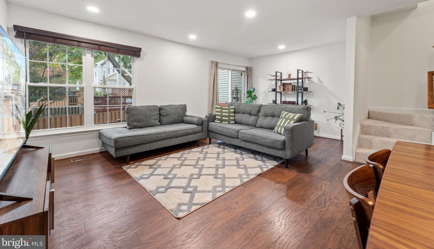 45601 Whitcomb Sq, Dulles VA  20166-3001 exterior