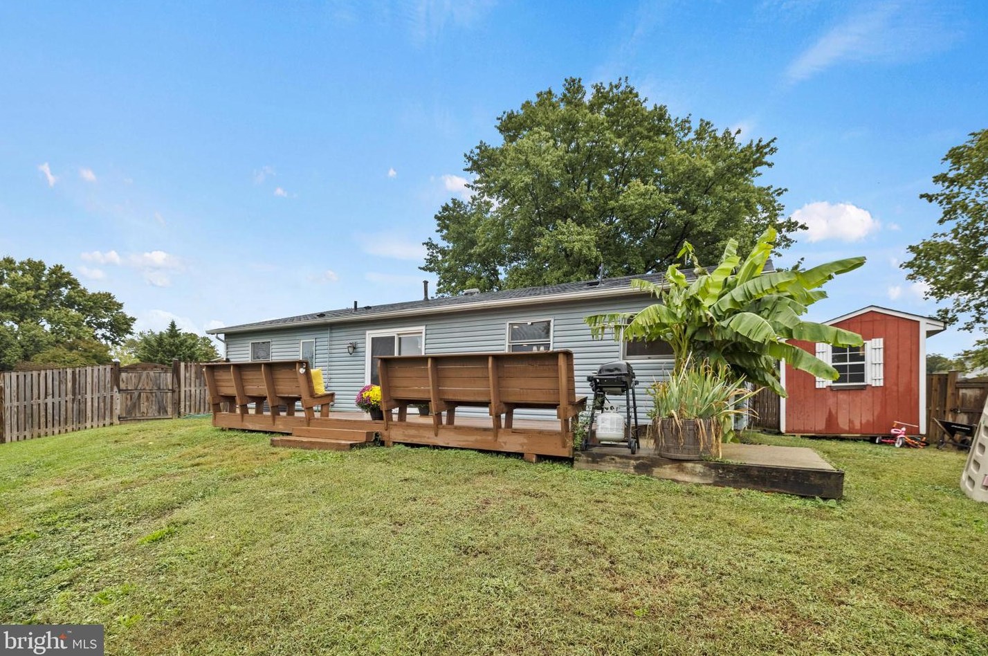 205 Alder Ave, Dulles VA  20164-3912 exterior