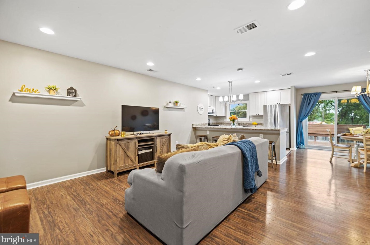 205 Alder Ave, Dulles VA  20164-4011 exterior