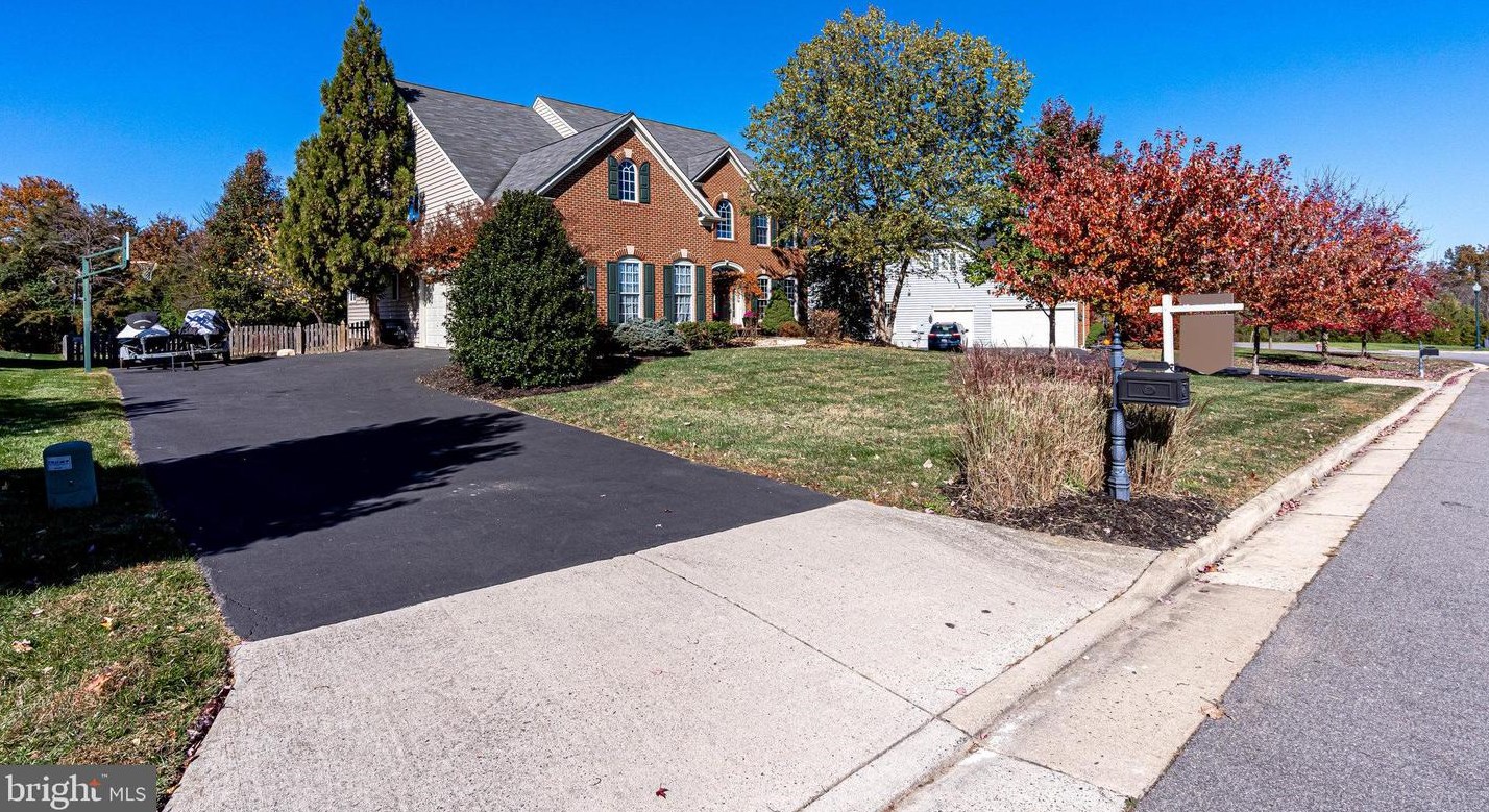 25691 Donerails Chase Dr, Fairfax, VA 20152-6329