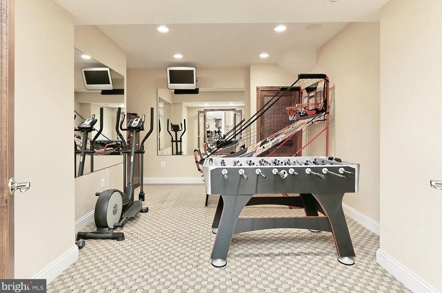 21027 Forest Highlands Ct, Ashburn VA  20147-4768 exterior