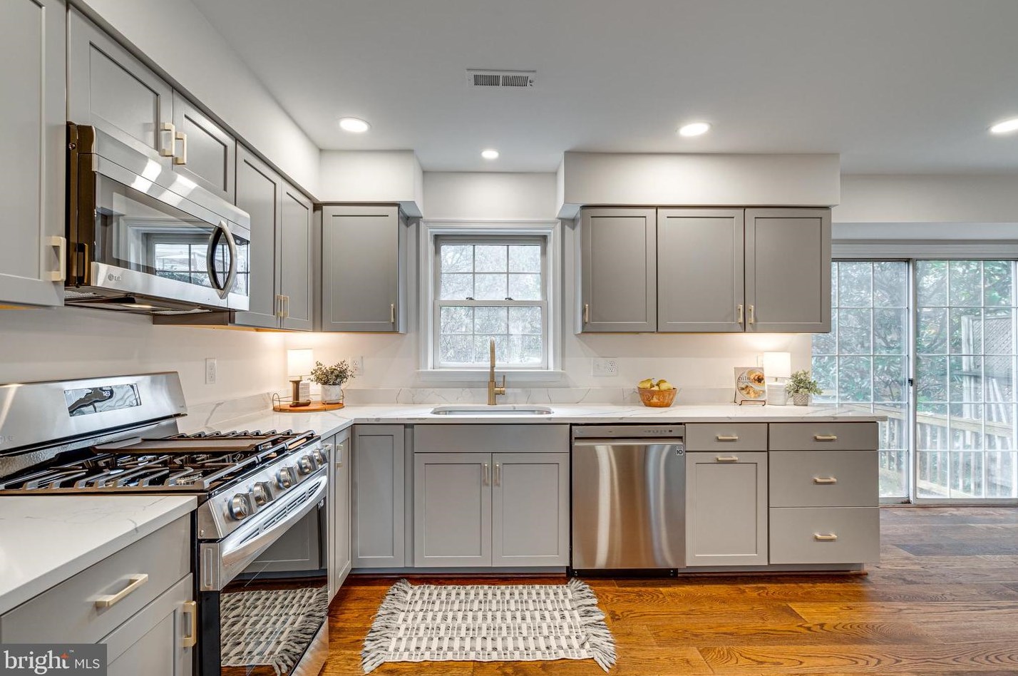 20930 Sandstone Sq, Dulles VA  20165-7208 exterior