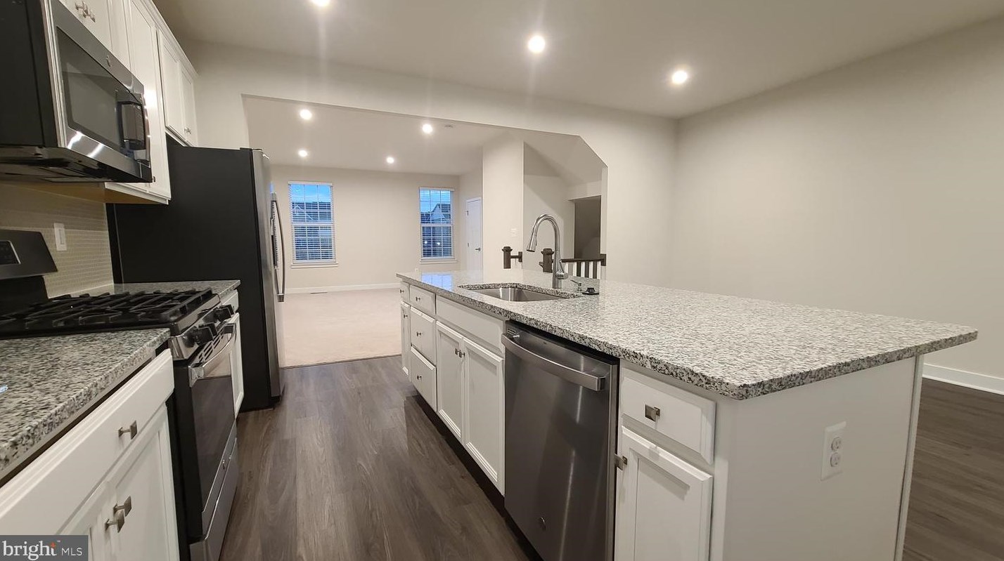 24593 Hutchinson Farm Dr, Dulles VA  20166 exterior