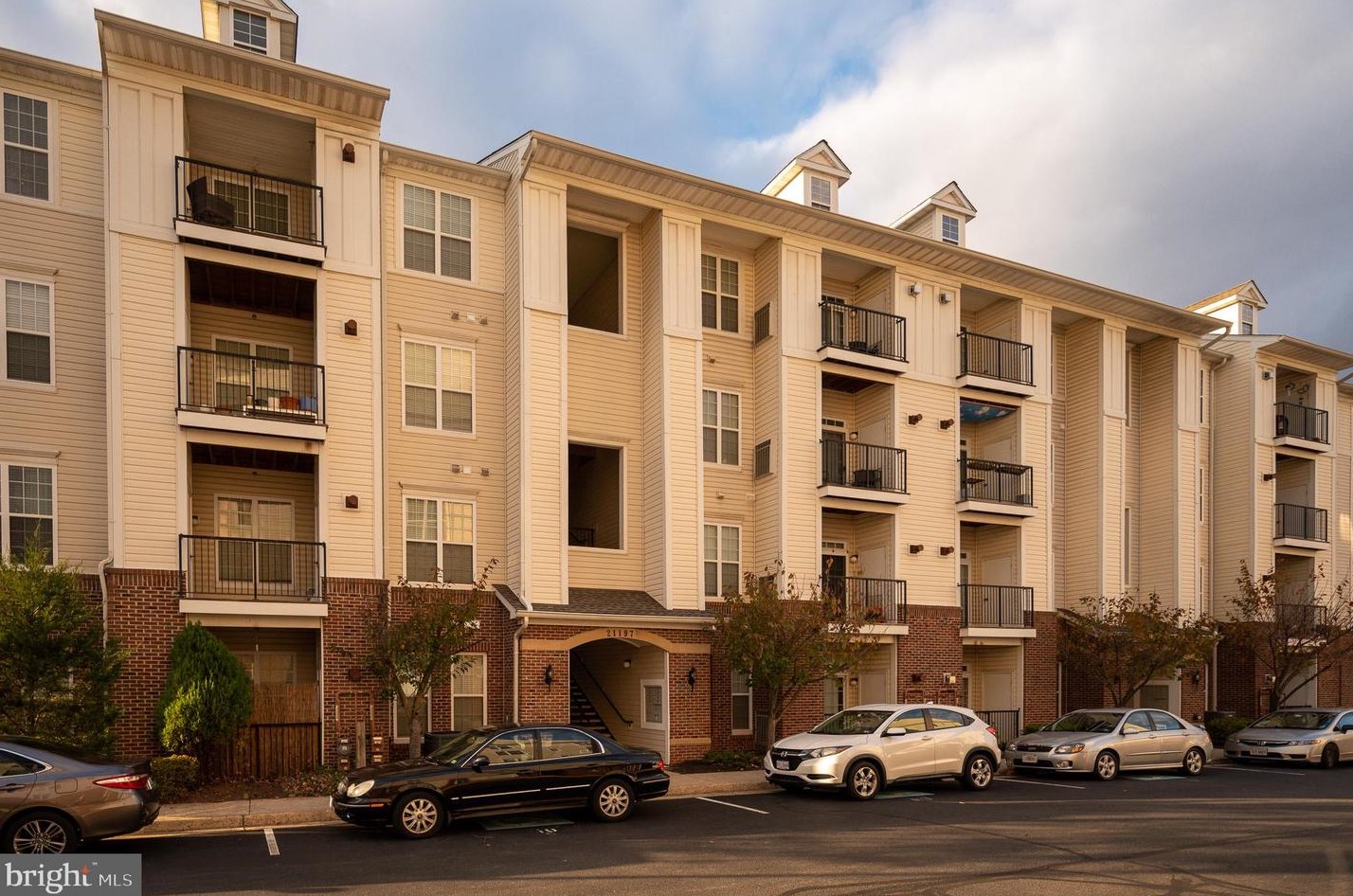 21197 Mcfadden Sq #402, Dulles, VA 20165