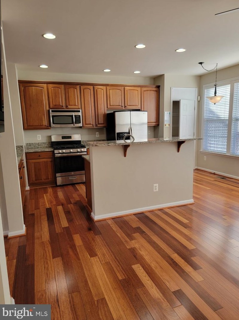 43113 Forest Edge Sq, Ashburn VA  20148-4046 exterior