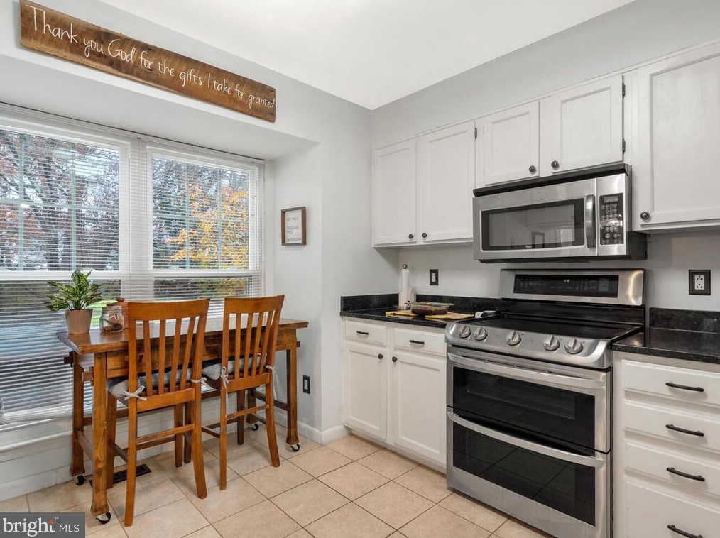 4 Oakdale Ct, Dulles VA  20165-5641 exterior