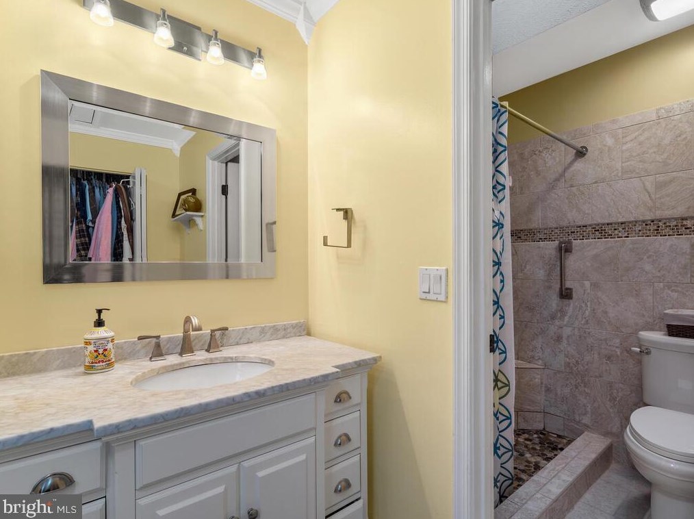 4 Oakdale Ct, Dulles VA  20165-5641 exterior