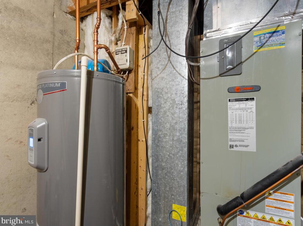 4 Oakdale Ct, Dulles VA  20165-5641 exterior