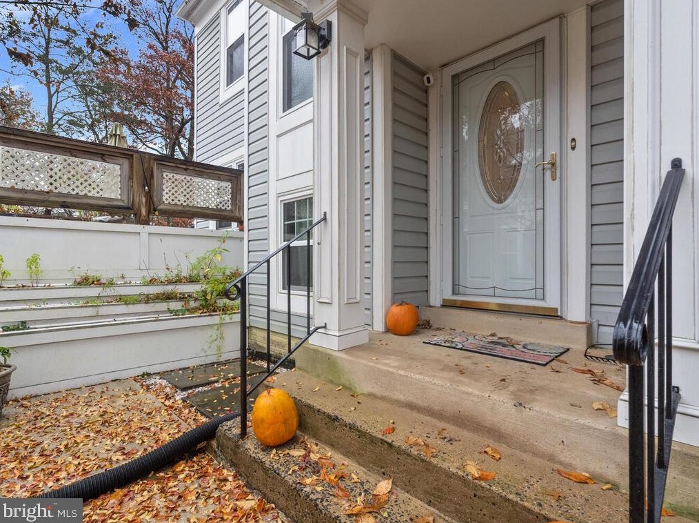 4 Oakdale Ct, Dulles VA  20165-5641 exterior