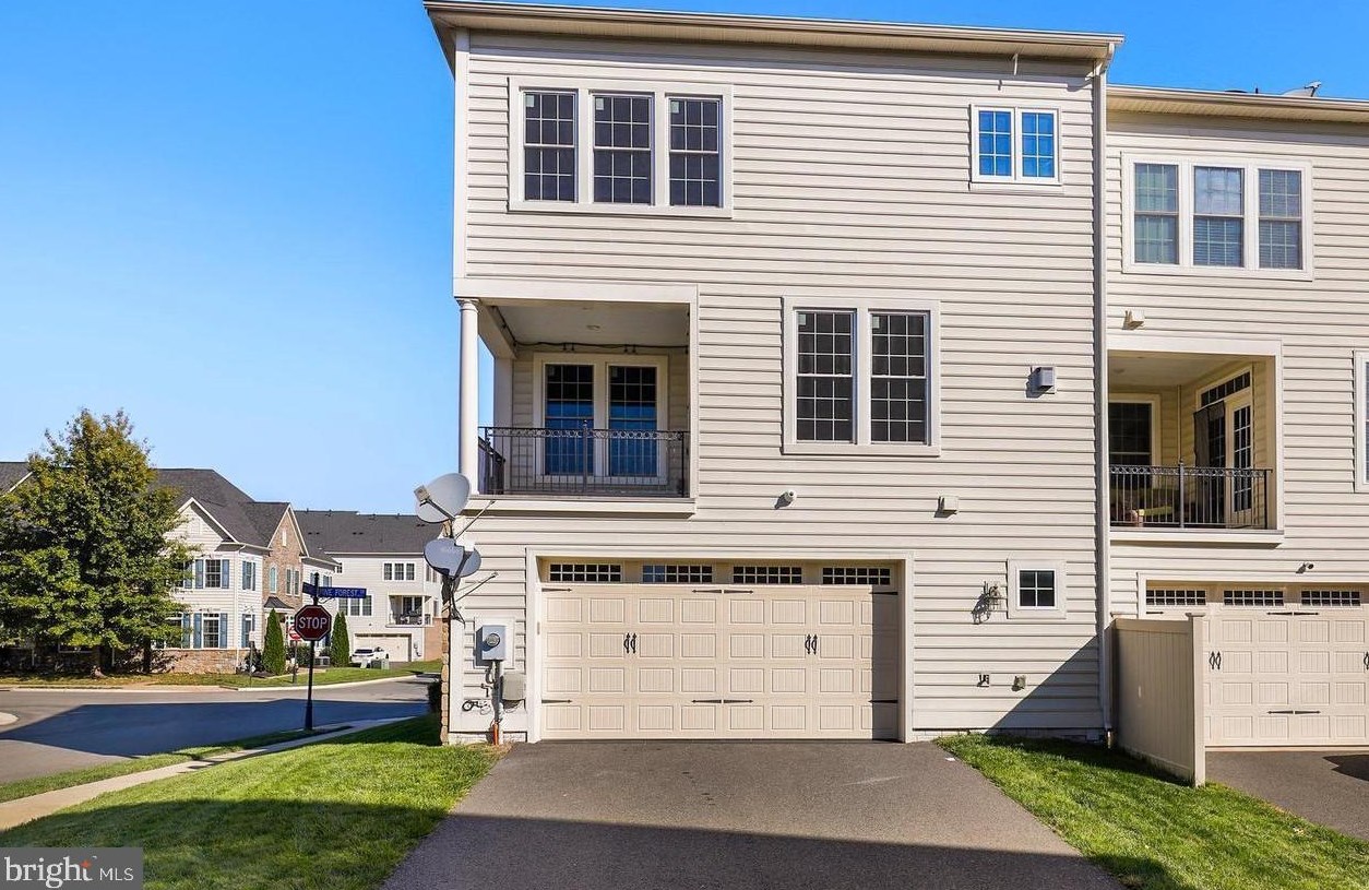 42525 Pine Forest Dr, Fairfax VA  20152-6095 exterior
